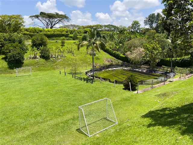 lago de pesca y cancha de futbol