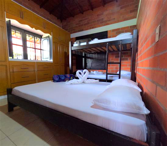habitacion con cama doble y camarote