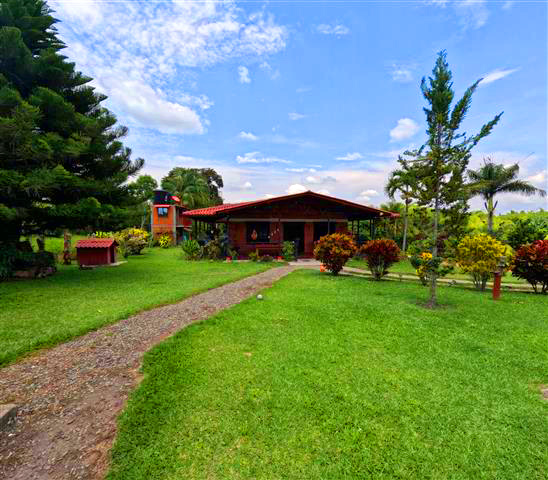 amplias zonas verdes Estancia Villa Gloria